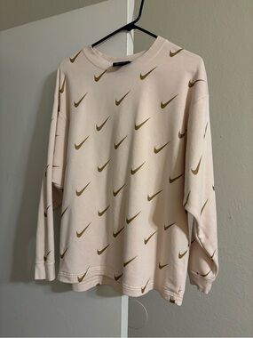 Nike Men’s Crewneck Sweatshirt in creem with Gold Swoosh Print #7